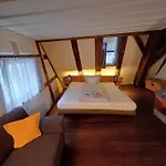 Schiefes Haus