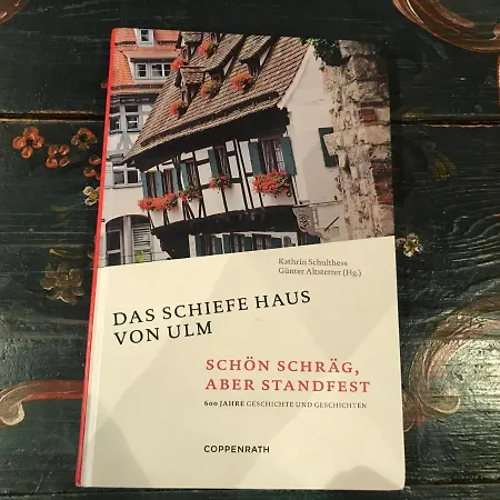 Schiefes Haus מלון