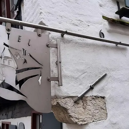 Schiefes Haus * אולם