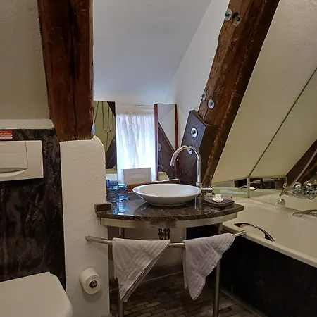 Schiefes Haus אולם