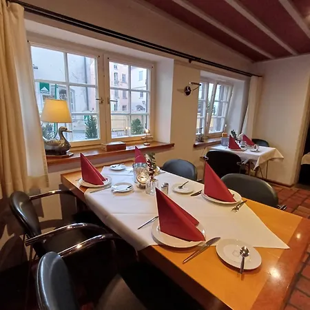 Schiefes Haus فندق *
