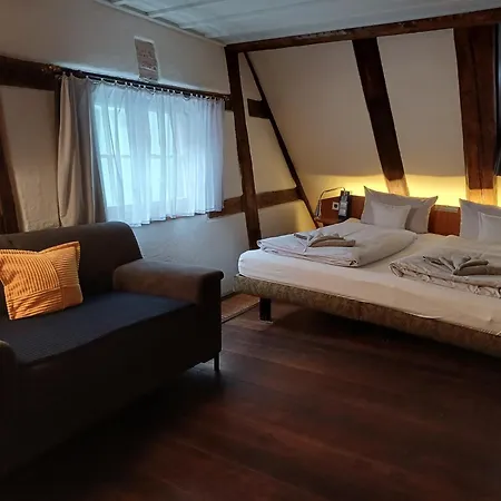 Schiefes Haus Otel *