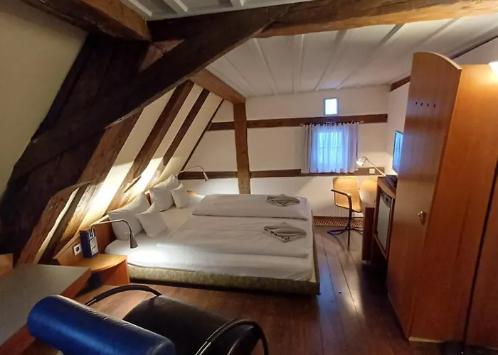 Schiefes Haus 호텔 *